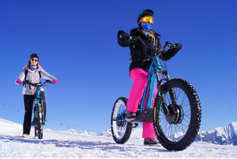 Trottinette électrique dans la neige à la station de ski Les Angles - Eric Casado